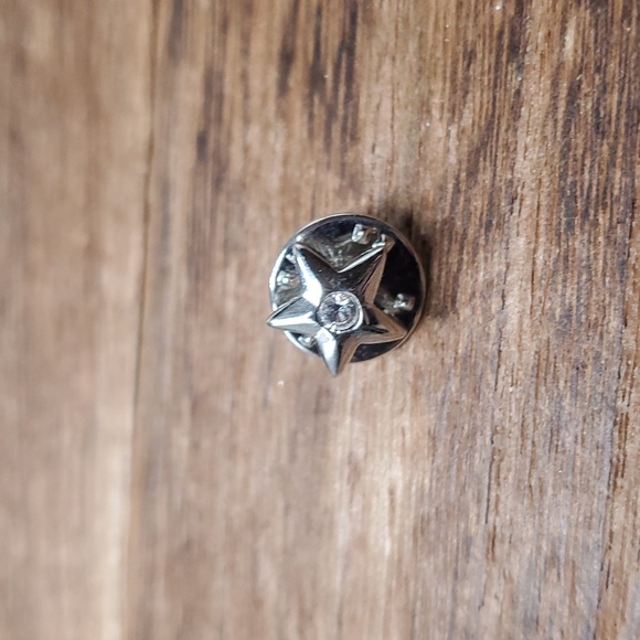 B820 shooting‎ star pin - Picture 1 of 2